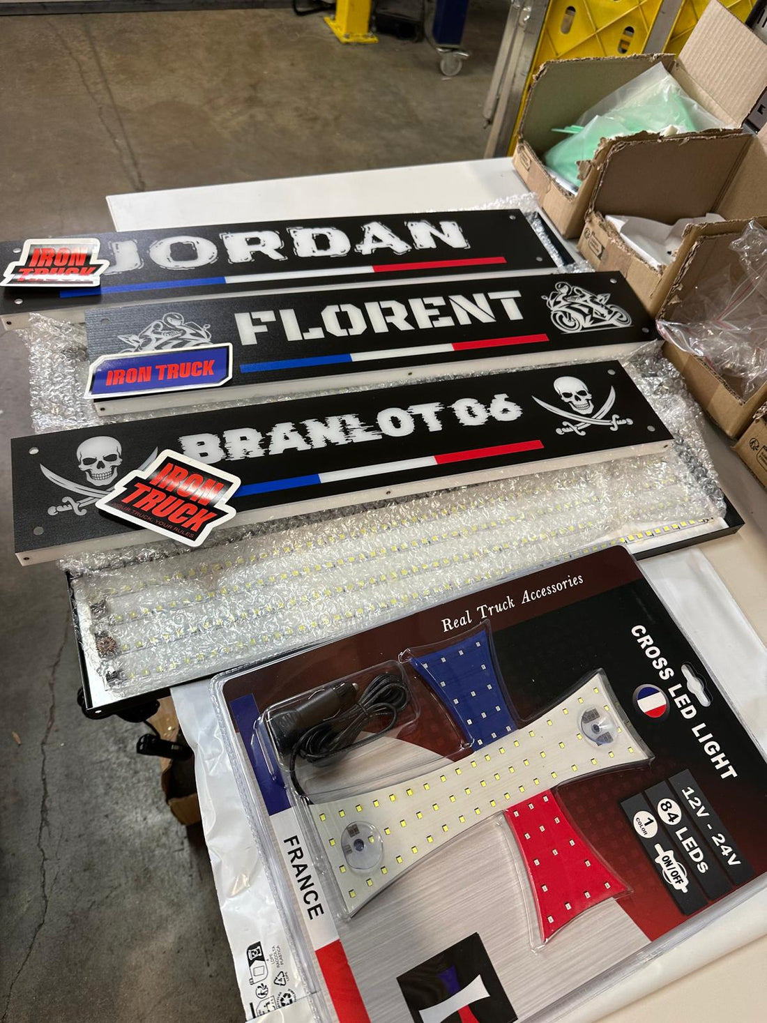 Plaques lumineuses camion : les coulisses de notre premier mois de production